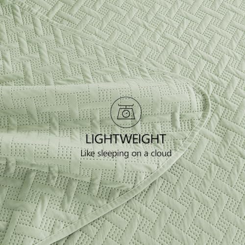 FLYMME Oversized King/California King Quilt Set 118"x106", Sage Green 3-Piece Floor-Length Bedspread, Premium Microfiber Lightweight Coverlet for King/California King Bed (1 Quilt, 2 Shams)