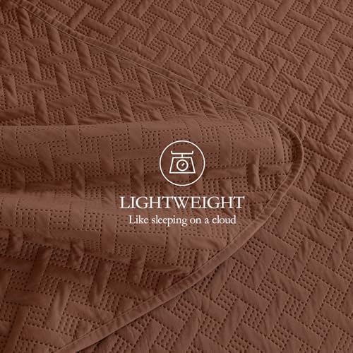 FLYMME King/Cal King Size Quilt Bedding Set, Brown Lightweight Microfiber Bedspread, Modern Geometric Weave Stripe Pattern, Soft Summer & All-Season Bed Coverlet, Includes 1 Quilt & 2 Shams