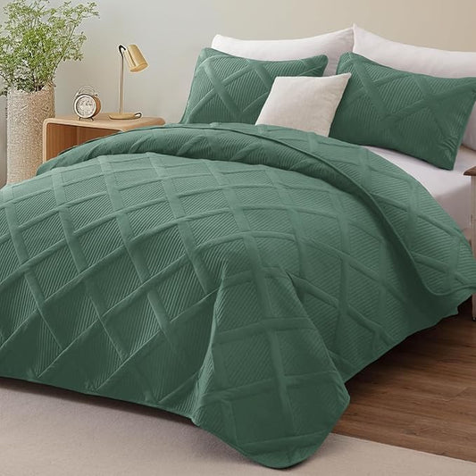 Exclusivo Mezcla Oversized King Quilt Set- Green Cal King Quilts Bedding Set with 2 Pillow Shams, Modern Bedspread with Striped Pattern, Soft Lightweight Bedspreads Coverlets for All Seasons