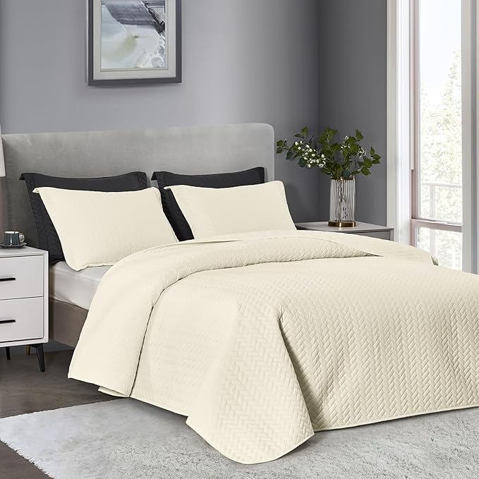 Maple&Stone Quilt Set Oversized King Size, 128"x120" Lightweight Cream White Bedspread Ultrasonic Chevron Pattern Light Coverlet for All Season Comforter Bedding Decor - 3 Piece Bed Cover Sets