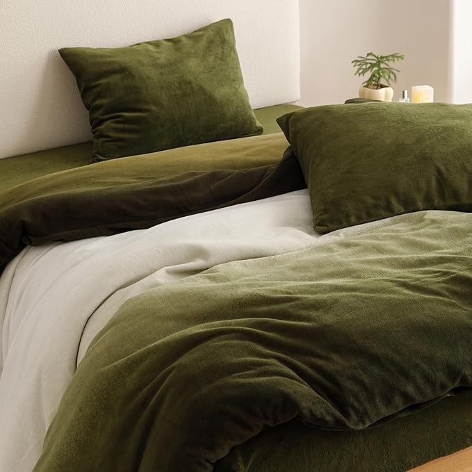 CLOTHKNOW Green White California King Comforter Set 3Pcs Velvet Bedding Comforter Sets Soft Comforter with 2 x Pillow Cases