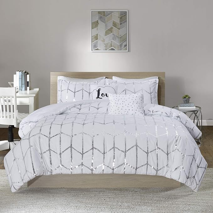 Intelligent Design Raina King/Cal King Comforter Set, Soft Microfiber, Modern Geometric Metallic Bed Set, 5 Pieces College Bedding with 2 Shams, 2 Toss Pillows White/Silver