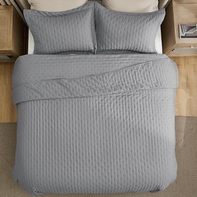 Bedsure King Quilt - Grey Bedspread King Size & Lightweight Comforter, Modern Coverlet with Clover Pattern, Ultra Soft All-Season Bedding, 106 x 96 Inches | Stitch-Free Quilting, Ultra Soft, Lightweight, Machine Washable, Pet-Friendly