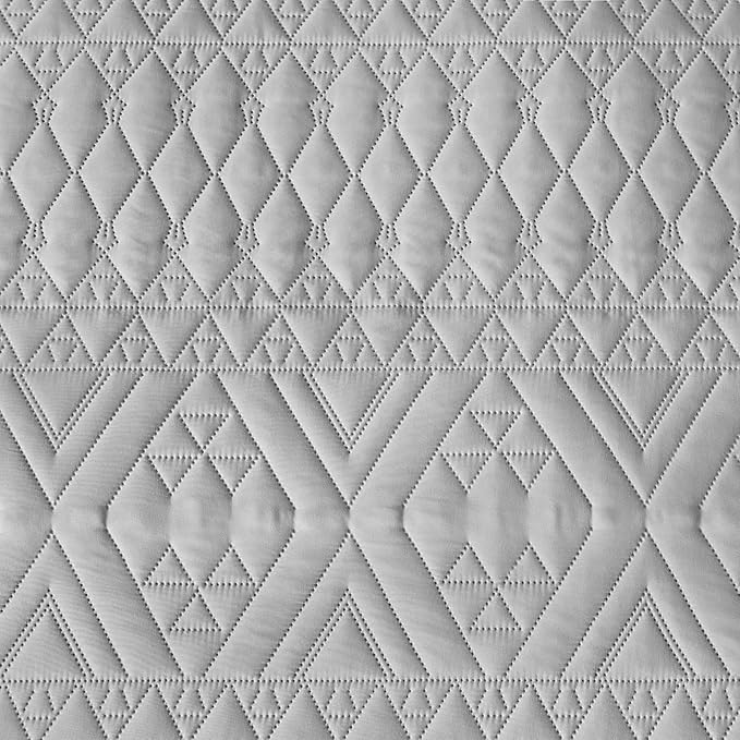 akkialla King/Cal King Size Quilt Bedding Set,Light Grey Lightweight Microfiber Soft Bedspread,Modern Style Geometric Pattern Coverlet Set for All Seasons,3 Piece(1 Quilt,2 Pillow Shams)