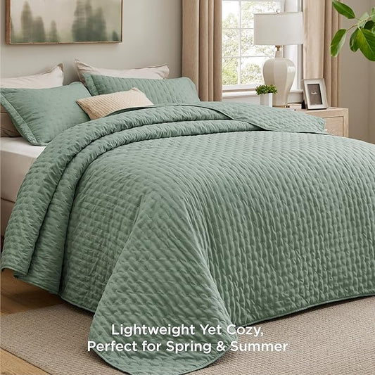 Bedsure Quilts Queen Size - Sage Green Bedspread Queen Size & Lightweight Comforter, Modern & Boho Coverlet with Clover Pattern, Ultra Soft All-Season Bedding, 90 x 96 Inches | Stitch-Free Quilting, Ultra Soft, Lightweight, Machine Washable, Pet-Friendly