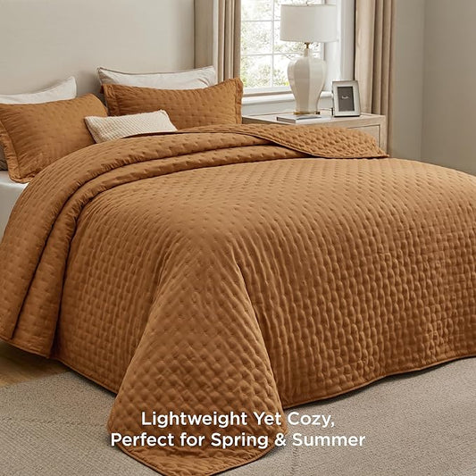 Bedsure Twin Quilt - Ultra Soft Twin XL Quilt Bedding for Dorm Decor, Lightweight All-Season Comforter, Honey Ginger Bedspread Coverlet with Clover Pattern, 68 x 86 Inches | Stitch-Free Quilting, Ultra Soft, Lightweight, Machine Washable, Pet-Friendly