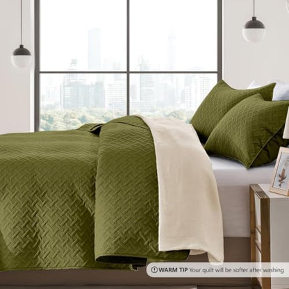 FLYMME Oversized King/California King Quilt Set 118"x106", Olive Green 3-Piece Floor-Length Bedspread, Premium Microfiber Lightweight Coverlet for King/California King Bed (1 Quilt, 2 Shams)