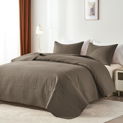akkialla 118"x106" Mocha Brown California King Quilt Set, Oversized Floor-Length Bedspread, Modern Coin Pattern Microfiber Coverlet, 3-Piece All Season Bedding with 2 Pillow Shams