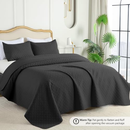 FLYMME Oversized King/California King Quilt Set 118"x106", Black 3-Piece Floor-Length Bedspread, Premium Microfiber Lightweight Coverlet for King/California King Bed (1 Quilt, 2 Shams)