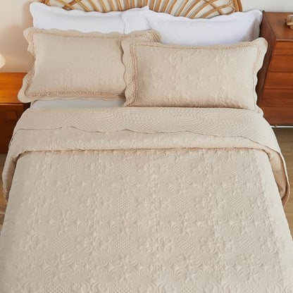 EVENHUG Oversized Quilts Set King Size 3 Piece Bedding Set Reversible Bedspread with 2 Pillow Shams Coverlet Lightweight Soft Bed Cover for All Season(120"X120",Beige)