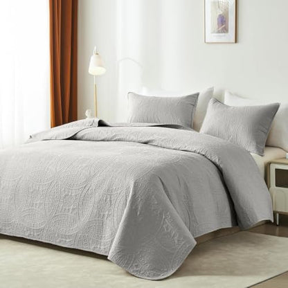 akkialla 118"x106" Light Grey California King Quilt Set, Oversized Floor-Length Bedspread, Modern Coin Pattern Microfiber Coverlet, 3-Piece All Season Bedding with 2 Pillow Shams