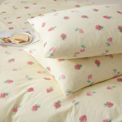Cute Strawberry Comforter Set Full Size Girls Teens Kawaii Bedding Set Full Fruit Strawberry Comforter with 2 Pillowcases Fluffy Comfy All Seasons Bedding Full Size Comforter Set for Kids Boys Toddler