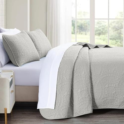 akkialla King Size Quilt Set,Light Grey Ultrasonic Bedspread,Lightweight Soft Coverlet with Modern Coin Pattern,All Season California King Bedding Set,3 Piece Set(1 Quilt,2 Pillow Shams)