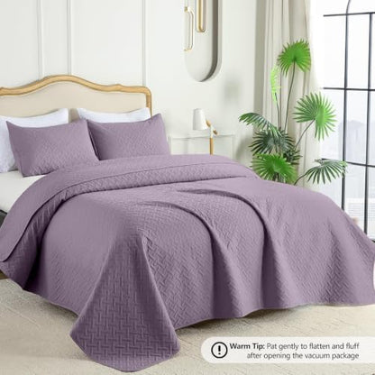 FLYMME Oversized King/California King Quilt Set 118"x106", Grayish Purple 3-Piece Floor-Length Bedspread, Premium Microfiber Lightweight Coverlet for King/California King Bed (1 Quilt, 2 Shams)