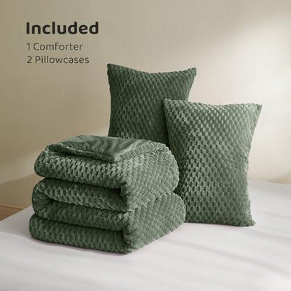 Petrichor Fluffy Queen Comforter Set - Ultra-Soft Green Flannel Thick Comforter for Queen Bed, Luxury Warm Bedding Set for Winter & Fall, Cozy Fuzzy Bed Set 3 Pieces (1 Comforter & 2 Pillowcases)