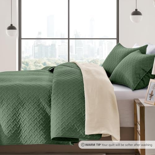 FLYMME Oversized King/California King Quilt Set 118"x106", Olive Green 3-Piece Floor-Length Bedspread, Premium Microfiber Lightweight Coverlet for King/California King Bed (1 Quilt, 2 Shams)
