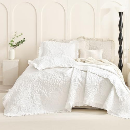 Masaca Oversized King Bedspread 120x120,White Ruffled Oversized King Quilt,3 Piece Lightweight Farmhouse Shabby Boho Chic Rustic Crinkled Stone-Washed California King Bedding Set for All Season