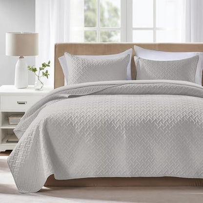 FLYMME King Size Quilt Bedding Set Light Grey Lightweight Bedspreads Set,Soft Microfiber Bed Coverlet 3 Pieces (1 Quilt, 2 Shams)