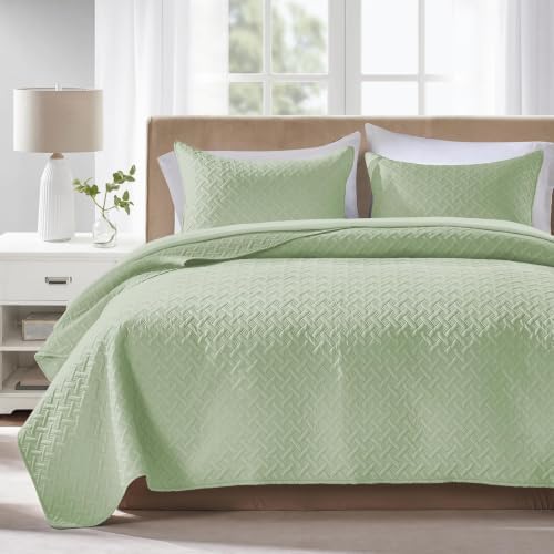 FLYMME Oversized King/California King Quilt Set 118"x106", Sage Green 3-Piece Floor-Length Bedspread, Premium Microfiber Lightweight Coverlet for King/California King Bed (1 Quilt, 2 Shams)