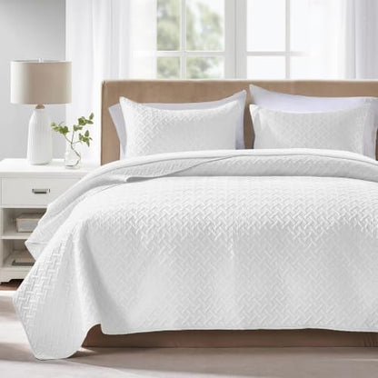 FLYMME Oversized King/California King Quilt Set 118"x106", White 3-Piece Floor-Length Bedspread, Premium Microfiber Lightweight Coverlet for King/California King Bed (1 Quilt, 2 Shams)
