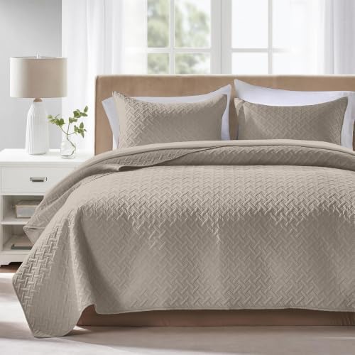 FLYMME Oversized King/California King Quilt Set 118"x106", Taupe 3-Piece Floor-Length Bedspread, Premium Microfiber Lightweight Coverlet for King/California King Bed (1 Quilt, 2 Shams)