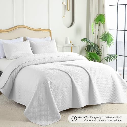FLYMME Oversized King/California King Quilt Set 118"x106", White 3-Piece Floor-Length Bedspread, Premium Microfiber Lightweight Coverlet for King/California King Bed (1 Quilt, 2 Shams)