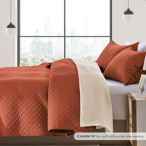 FLYMME Queen Quilt Bedding Set Burnt Orange Lightweight Bedspreads Full Size,Modern Style Geometric Weave Stripe Pattern,Soft Microfiber Bed Coverlet for All Season (1 Quilt, 2 Shams)
