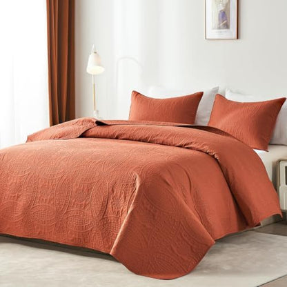 akkialla 118"x106" Burnt Orange California King Quilt Set, Oversized Floor-Length Bedspread, Modern Coin Pattern Microfiber Coverlet, 3-Piece All Season Bedding with 2 Pillow Shams