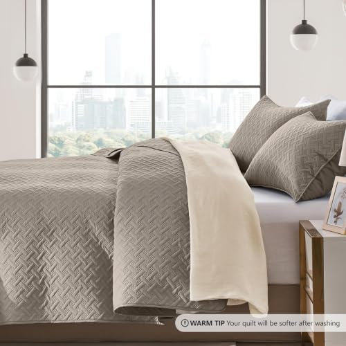 FLYMME Oversized King/California King Quilt Set 118"x106", Taupe 3-Piece Floor-Length Bedspread, Premium Microfiber Lightweight Coverlet for King/California King Bed (1 Quilt, 2 Shams)