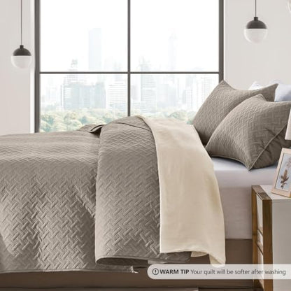 FLYMME Oversized King/California King Quilt Set 118"x106", Taupe 3-Piece Floor-Length Bedspread, Premium Microfiber Lightweight Coverlet for King/California King Bed (1 Quilt, 2 Shams)