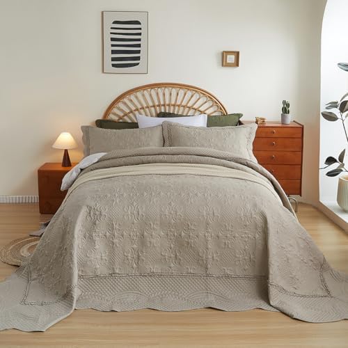 EVENHUG Oversized Quilts Set King Size 3 Piece Bedding Set Reversible Bedspread with 2 Pillow Shams Coverlet Lightweight Soft Bed Cover for All Season(120"X120",Taupe)