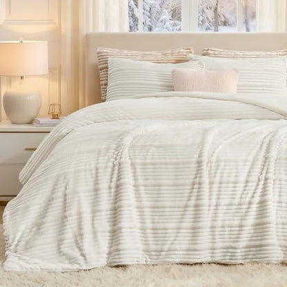 Amélie Home Fluffy Queen Comforter Set, Ribbed Fleece Bedding Set, Ivory