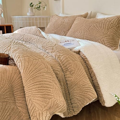 tohrisa Seashell Jacquard Sherpa Comforter Set Warm Cozy Premium Bedding 3 Pieces, Full/Queen Size Geometric Pattern Quilt Comforter with 2 Pillowcases(90"X90" Beige)