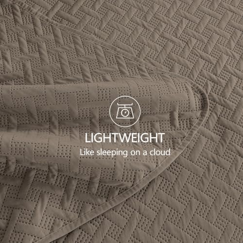FLYMME Oversized King/California King Quilt Set 118"x106", Mocha Brown 3-Piece Floor-Length Bedspread, Premium Microfiber Lightweight Coverlet for King/California King Bed (1 Quilt, 2 Shams)