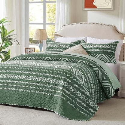 LEAONME 3 Pieces King Size Olive Green Quilt Set with Checkered Pattern Lightweight Oversized Bedspread 98''x106'' Soft Coverlet Warm Bed Cover for All Seasons (1 Quilt, 2 Pillow Shams)