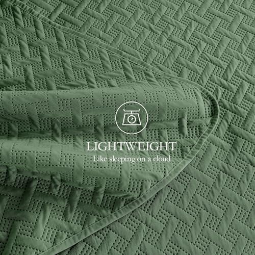 FLYMME King Size Quilt Bedding Set Olive Green Lightweight Bedspreads for Summer,Modern Style Geometric Weave Stripe Pattern,Soft Microfiber Bed Coverlet 3 Pieces (1 Quilt, 2 Shams)