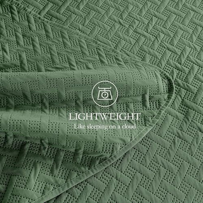 FLYMME King Size Quilt Bedding Set Olive Green Lightweight Bedspreads for Summer,Modern Style Geometric Weave Stripe Pattern,Soft Microfiber Bed Coverlet 3 Pieces (1 Quilt, 2 Shams)