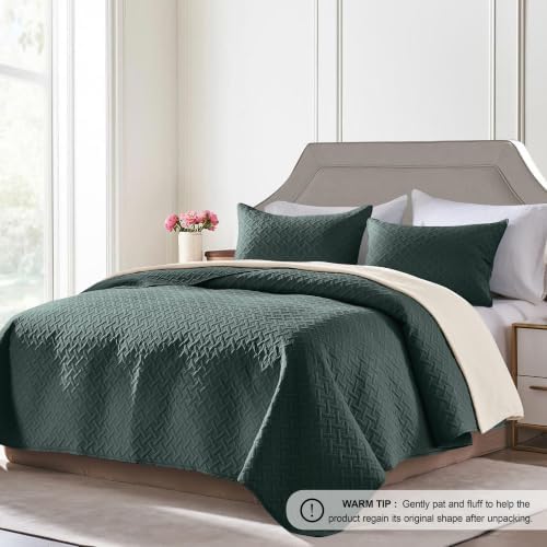 FLYMME Oversized King/California King Quilt Set 118"x106", Forest Green 3-Piece Floor-Length Bedspread, Premium Microfiber Lightweight Coverlet for King/California King Bed (1 Quilt, 2 Shams)