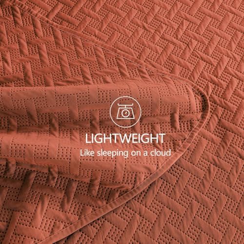 FLYMME Oversized King/California King Quilt Set 118"x106", Burnt Orange 3-Piece Floor-Length Bedspread, Premium Microfiber Lightweight Coverlet for King/California King Bed (1 Quilt, 2 Shams)