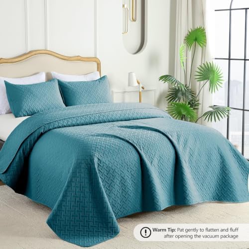 FLYMME Oversized King/California King Quilt Set 118"x106", Teal 3-Piece Floor-Length Bedspread, Premium Microfiber Lightweight Coverlet for King/California King Bed (1 Quilt, 2 Shams)