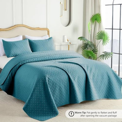 FLYMME Oversized King/California King Quilt Set 118"x106", Teal 3-Piece Floor-Length Bedspread, Premium Microfiber Lightweight Coverlet for King/California King Bed (1 Quilt, 2 Shams)