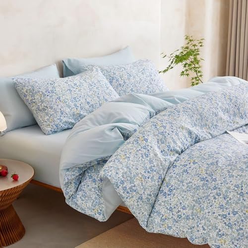 Wake In Cloud - Floral Comforter Set, Cute Vintage Flower Cottagecore Aesthetic for Women Teen Girls, Soft Lightweight Dorm Bedding, 3 Pieces, Light Blue, Queen Size