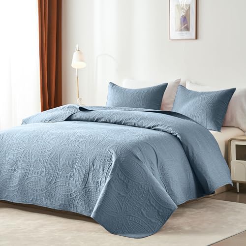 akkialla 118"x106" Dusty Blue California King Quilt Set, Oversized Floor-Length Bedspread, Modern Coin Pattern Microfiber Coverlet, 3-Piece All Season Bedding with 2 Pillow Shams