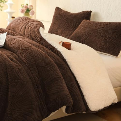tohrisa Seashell Jacquard Sherpa Comforter Set Warm Cozy Premium Bedding 3 Pieces, Full/Queen Size Geometric Pattern Quilt Comforter with 2 Pillowcases(90"X90" Coffee)