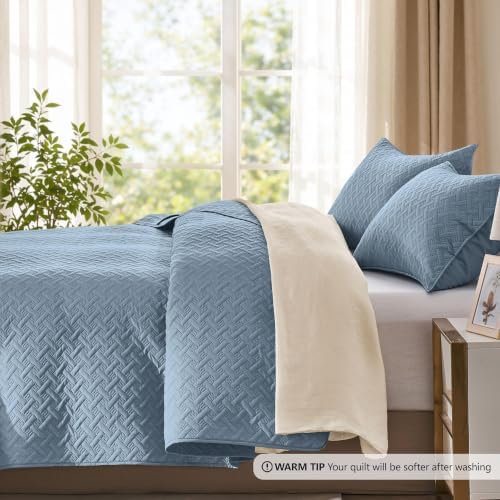FLYMME Oversized King/California King Quilt Set 118"x106", Dusty Blue 3-Piece Floor-Length Bedspread, Premium Microfiber Lightweight Coverlet for King/California King Bed (1 Quilt, 2 Shams)