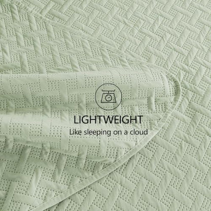 FLYMME Oversized King/California King Quilt Set 118"x106", Sage Green 3-Piece Floor-Length Bedspread, Premium Microfiber Lightweight Coverlet for King/California King Bed (1 Quilt, 2 Shams)