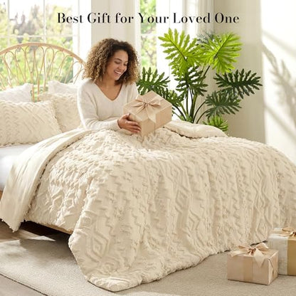 Amélie Home Tufted Boho Comforter Set Twin Size, 2 Pieces Soft Textured Bed Set, Lightweight Breathable Comforter for All Seasons, Farmhouse Shabby Chic Jacquard Bedding, Cozy Gift for Women, Beige