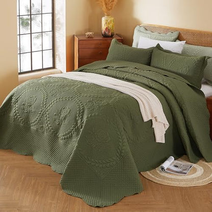 EVENHUG Oversized King Bedspreads California King Quilt Set with Pillow Shams Extra Wide Large King Size Quilts Lightweight Coverlet Bedding Sets Olive Green 120"x128"