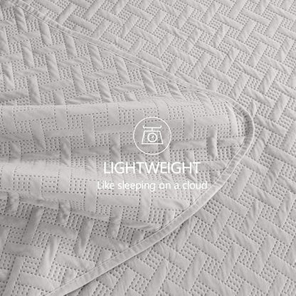 FLYMME Light Grey Twin Quilt Bedding Set Thin Lightweight Bedspreads,Soft Microfiber Bed Coverlet for All Season (1 Quilt, 1Sham)