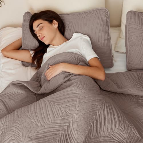 Exclusivo Mezcla 3-Piece Lightweight California King Quilt Bedding Set